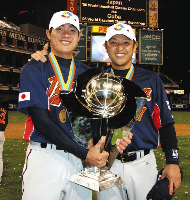 写真】WBC初代王者を喜ぶ福留と谷繁：中日スポーツ・東京中日スポーツ