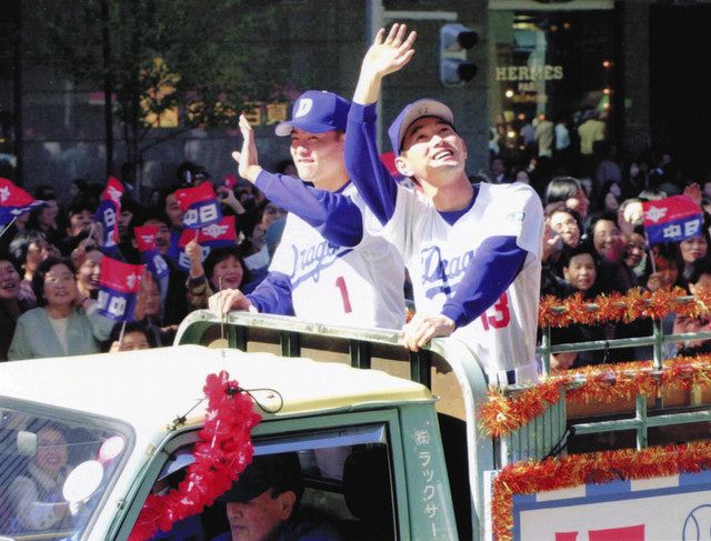 写真】WBC初代王者を喜ぶ福留と谷繁：中日スポーツ・東京中日スポーツ