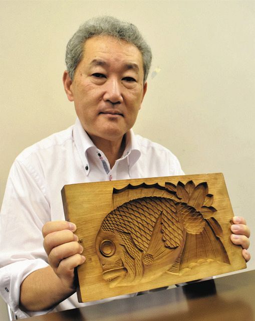 貴重な日本伝統の和菓子木彫木型です。親子二代で使用してきた木彫木型