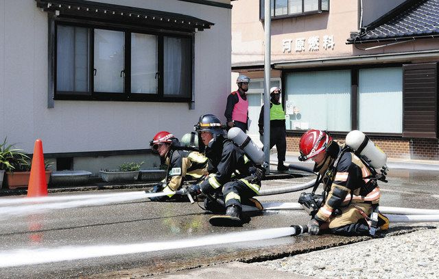 住宅密集地 延焼防ぐために 安宅、大量放水銃使い訓練 ：北陸中日新聞Web