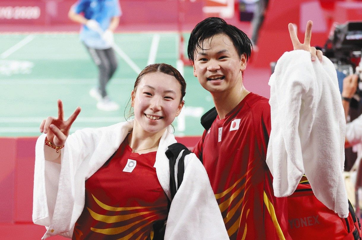 東京五輪バドミントン混合ダブルスで銅メダルを獲得し、笑顔を見せる渡辺（右）、東野組