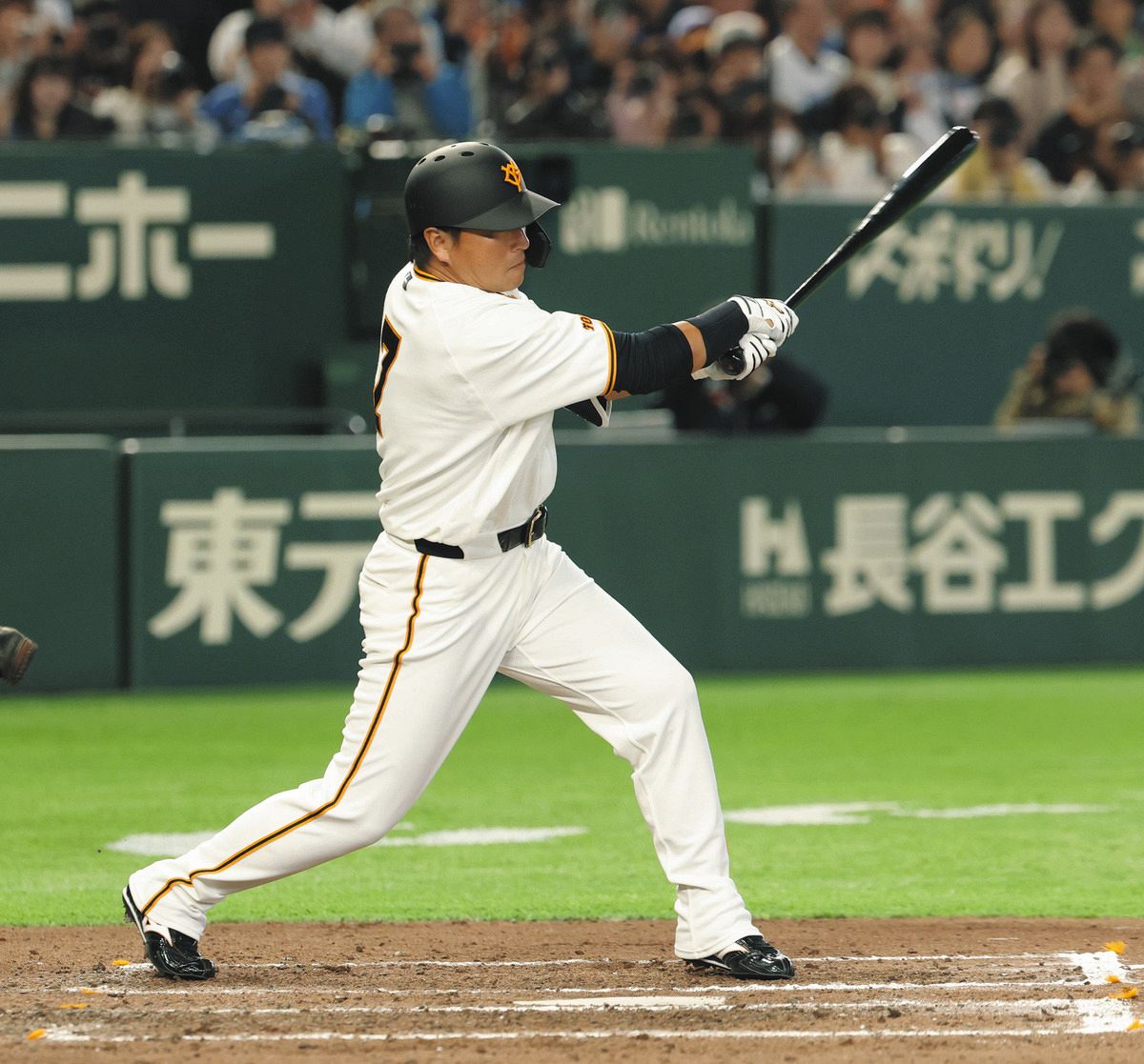 長野久義さん、引退試合で打って走って守った 8回代打で中前打、続く