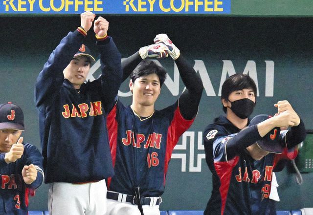 侍ジャパン・大谷翔平、宮城大弥の肩をモミモミ 前日のロングリリーフ