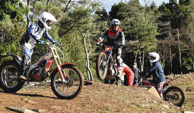 国内ランク1位の小川友幸選手(中央)から指導を受ける日本航空高石川モーターサイクル部員ら=能登町上町で