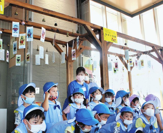 新高岡駅に涼やかな音色 第一幼稚園園児 高岡銅器風鈴飾る：北陸中日新聞Web