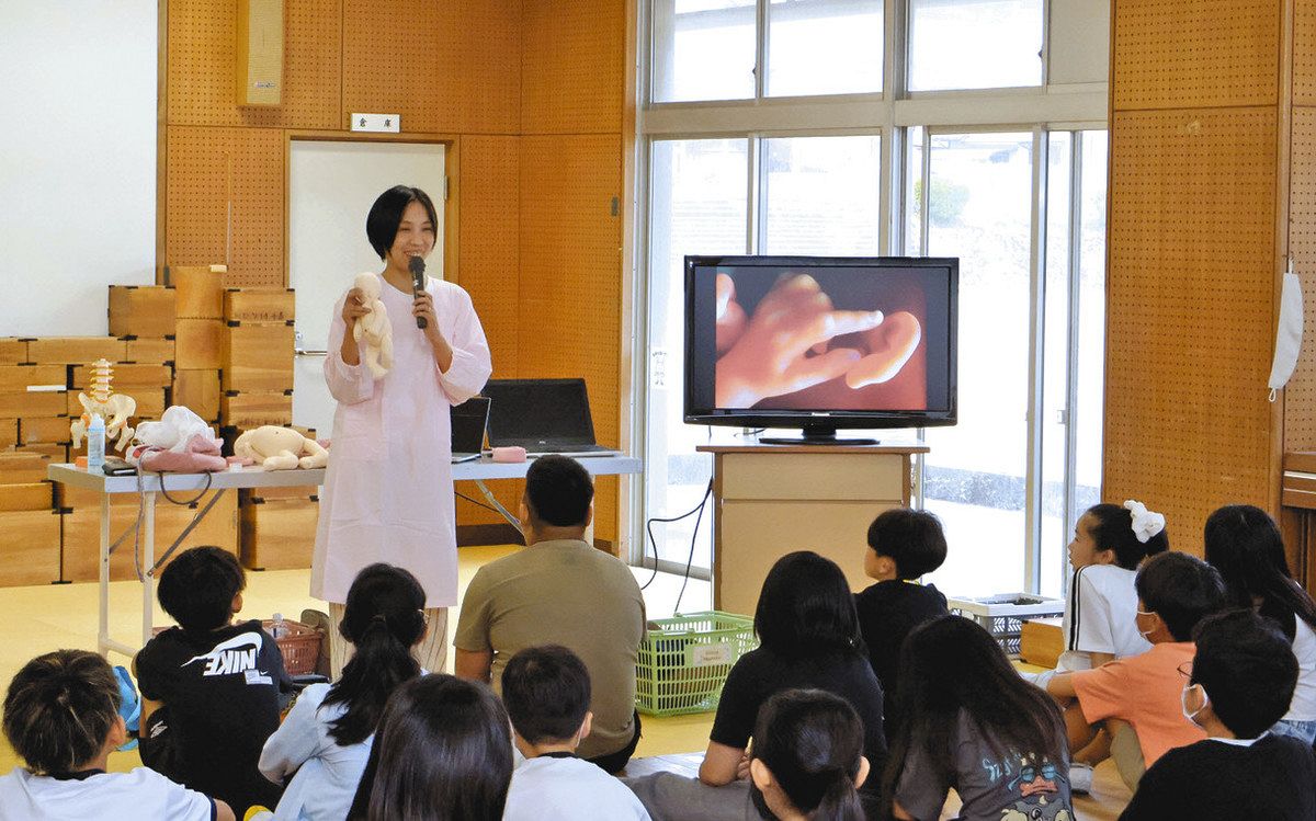 赤ちゃんの誕生や成長を学んだ 尾鷲小で助産師・吉田さんが授業：中日