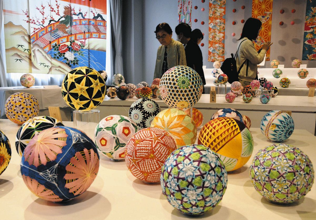 ころころカラフル 加賀手まりずらり 金沢で作品展：北陸中日新聞Web