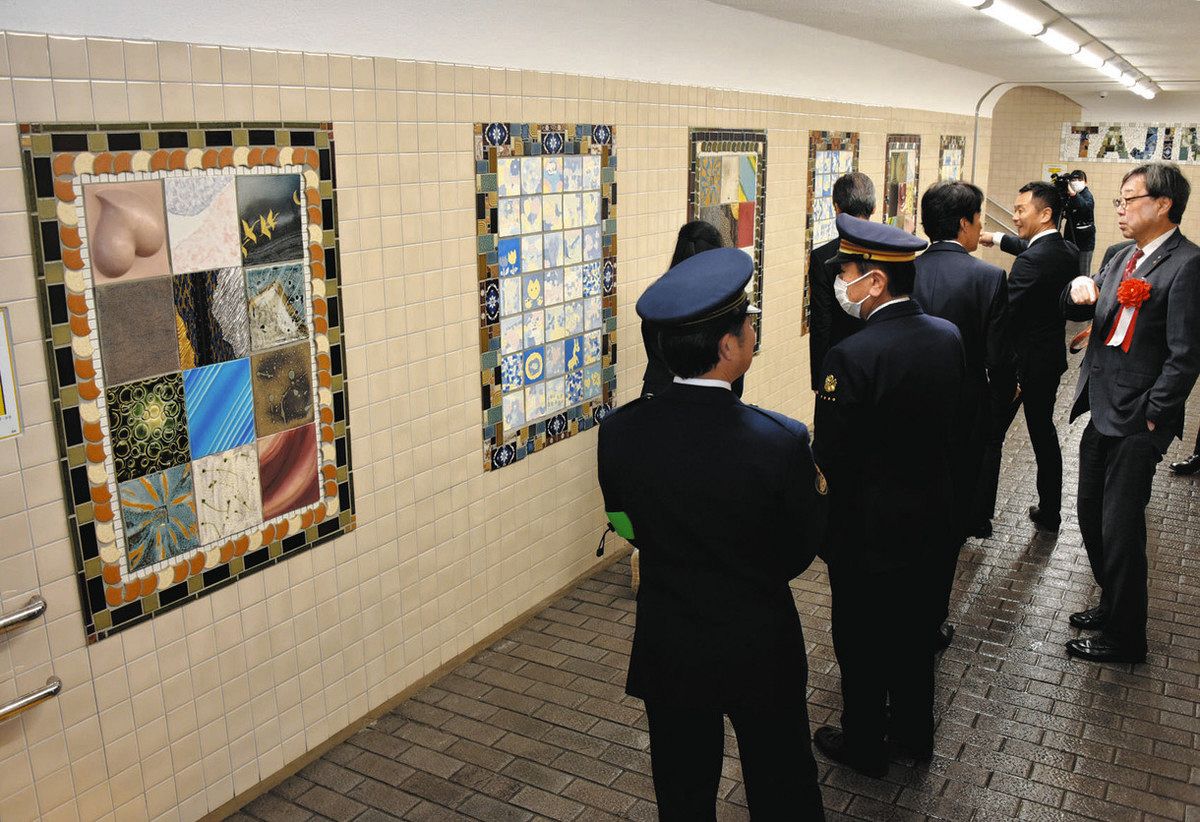 壁面に陶板を設置するなど、新たな装いとなった地下道＝多治見市で