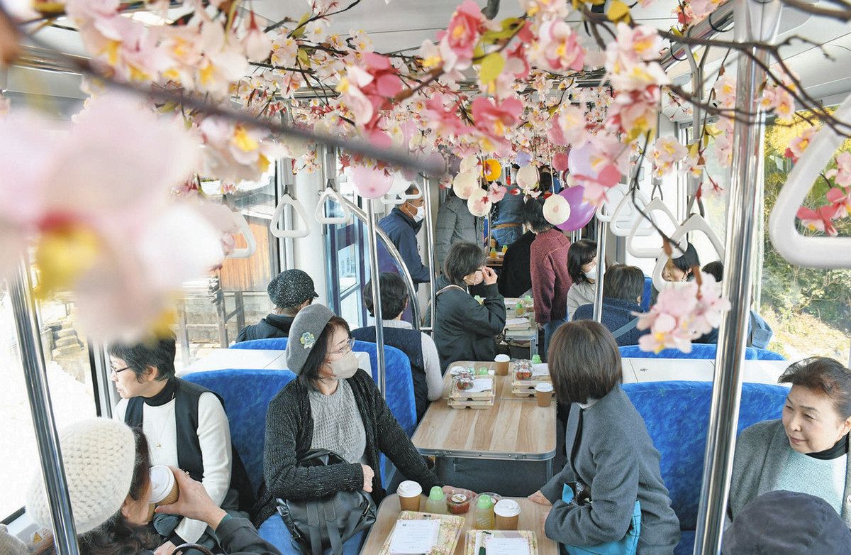 和紙の桜飾りお花見列車 福鉄が貸し切り運行：中日新聞Web