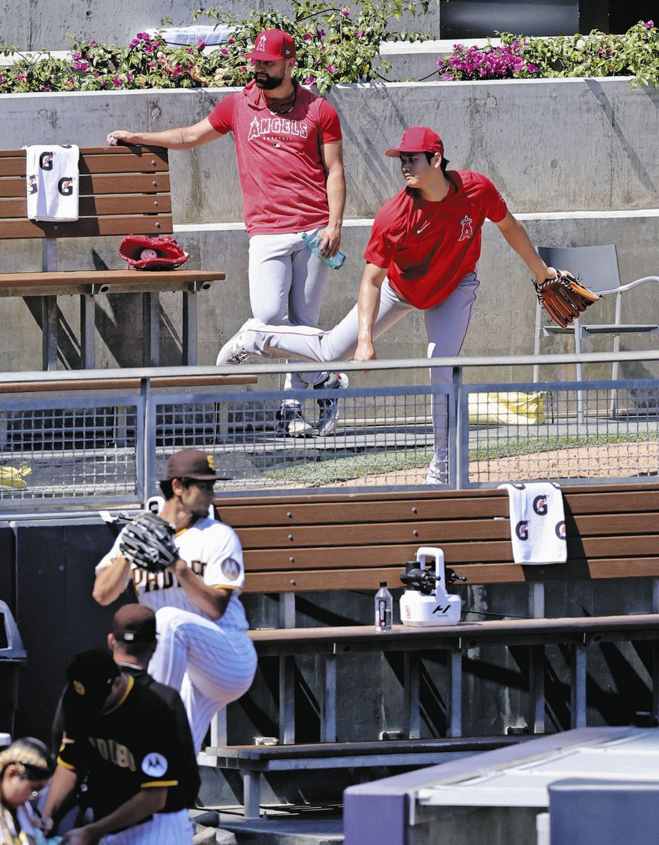写真】向かいあうように…ブルペンで投球する大谷翔平とダルビッシュ