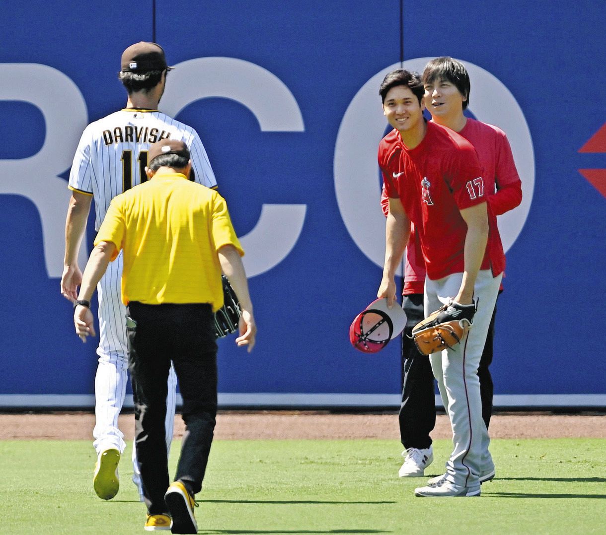 写真】向かいあうように…ブルペンで投球する大谷翔平とダルビッシュ