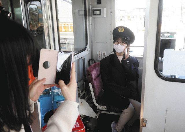 近鉄】VW21 車掌マイク マイクを手に「出発進行」 鈴鹿で親子が伊勢鉄道