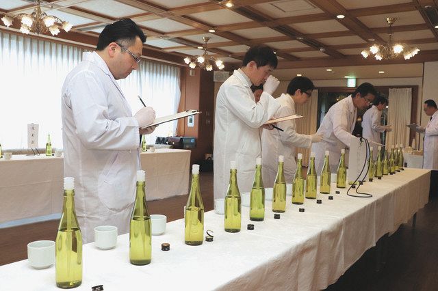 新酒の香りや味を確かめる審査員ら=小松市日の出町で