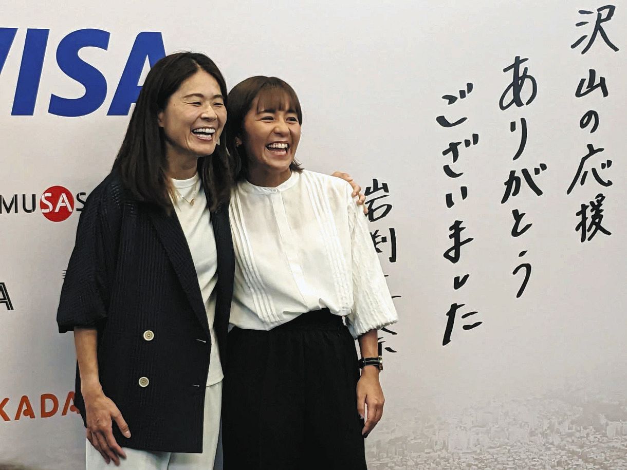引退会見の「なでしこジャパン」岩渕真奈、一緒にプレーした澤穂希さん