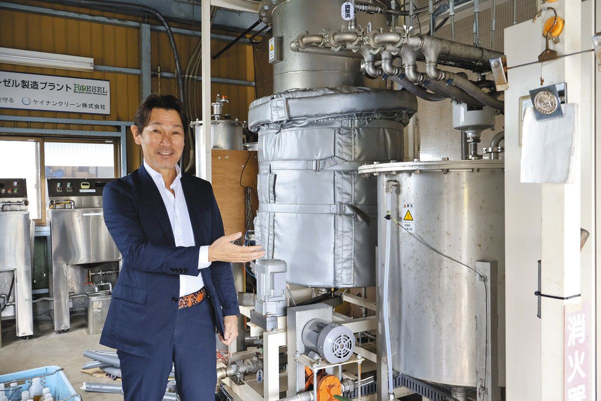高純度バイオディーゼル燃料の製造プラントと近江社長＝恵那市岩村町で
