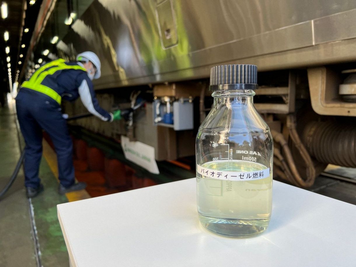 Test run of railcars on biofuel ：中日新聞Web