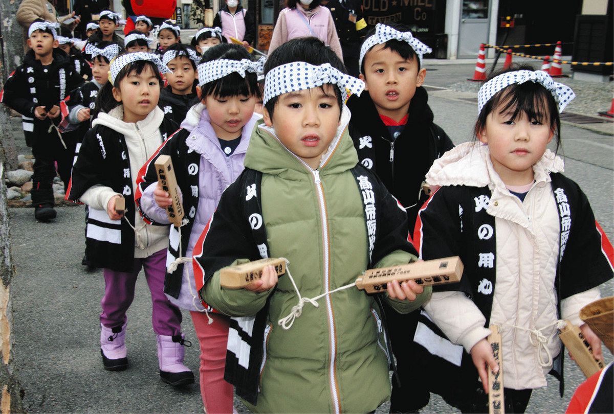 拍子木トントン火の用心 高山北保育園児、春の火災予防運動に合わせ