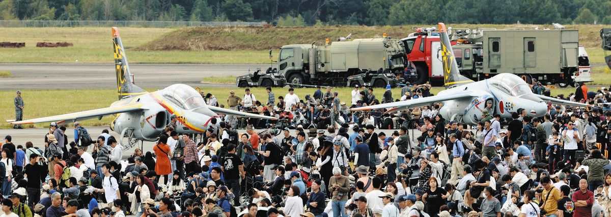 エアフェスタ浜松 ブルーインパルス、迫力の航空ショー：中日新聞
