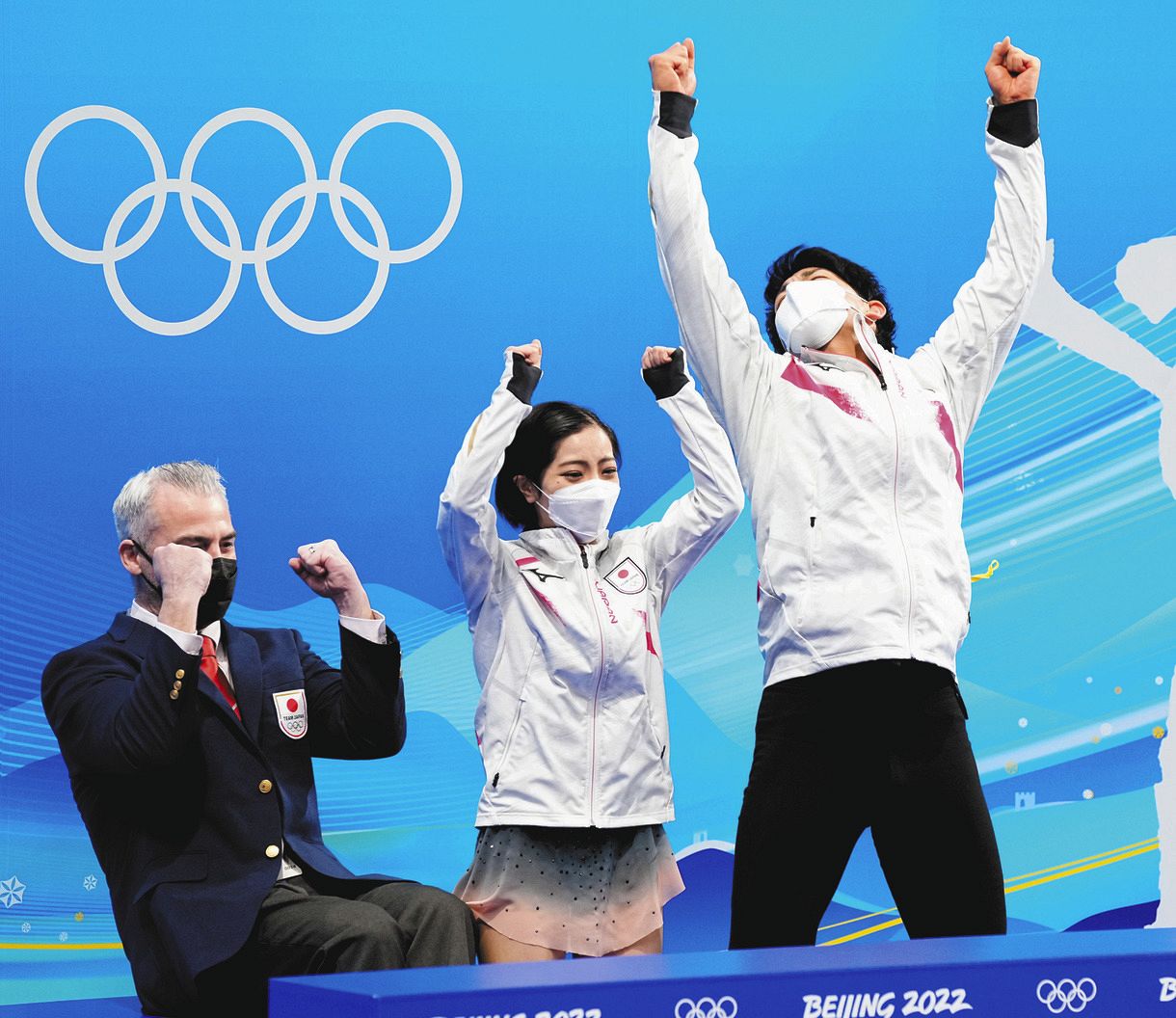 写真 りくりゅうキスクラで歓喜のガッツポーズ 中日スポーツ 東京中日スポーツ