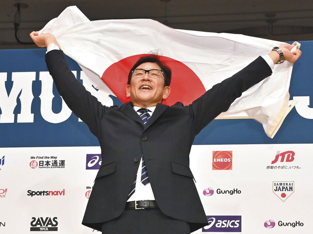 就任を発表し、笑顔でポーズをとる野球日本代表の栗山新監督