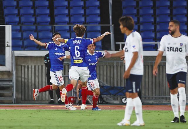 横浜M―FC東京　前半、先制点を決め喜ぶ横浜M・遠藤（11）