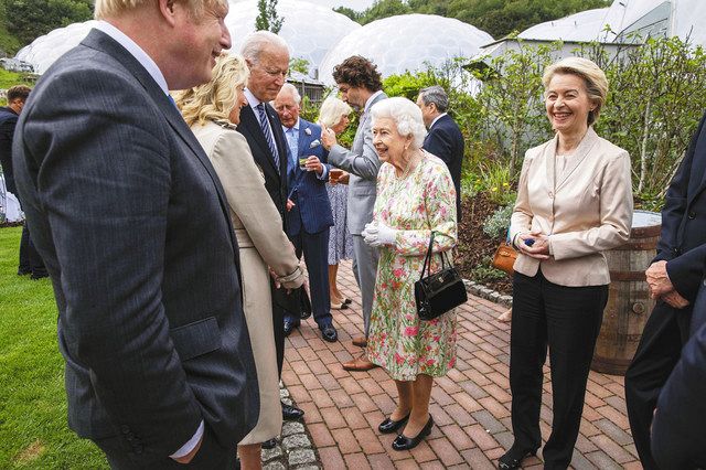 エリザベス女王 G７首脳らと懇談 中日新聞web