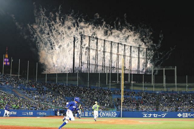 24日、神宮球場でのヤクルトー中日戦の試合中に、隣の国立競技場で「嵐」のライブ収録演出用の花火が上がる