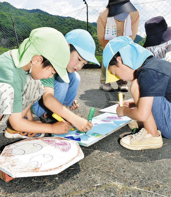 田植えした水田守って 名田庄の園児 かかし、看板作り立てる：日刊県民