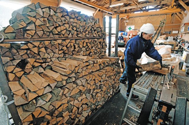 ストーブ用の薪製造、大忙し 福井の工場：中日新聞Web