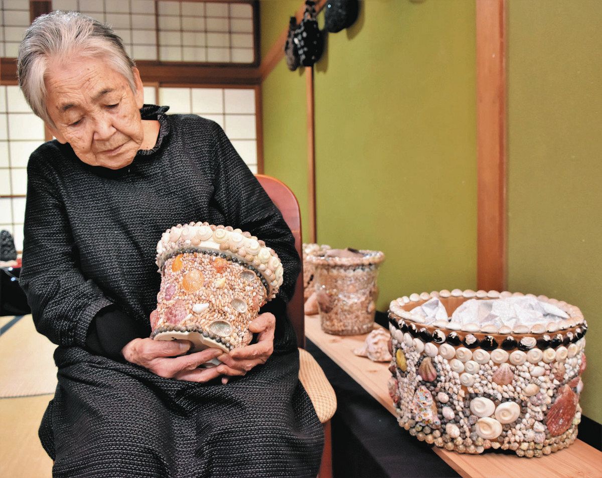 拾った貝殻で華やかな植木鉢 紀北の原田さん、尾鷲で初の個展：中日新聞Web