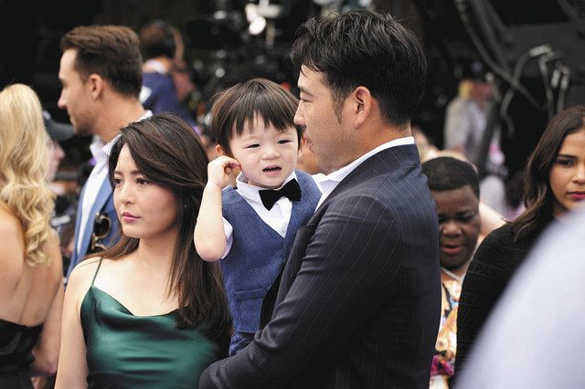 写真】菊池雄星が元フリーキャスターの美人妻・瑠美さん＆長男とスリーショット：中日スポーツ・東京中日スポーツ