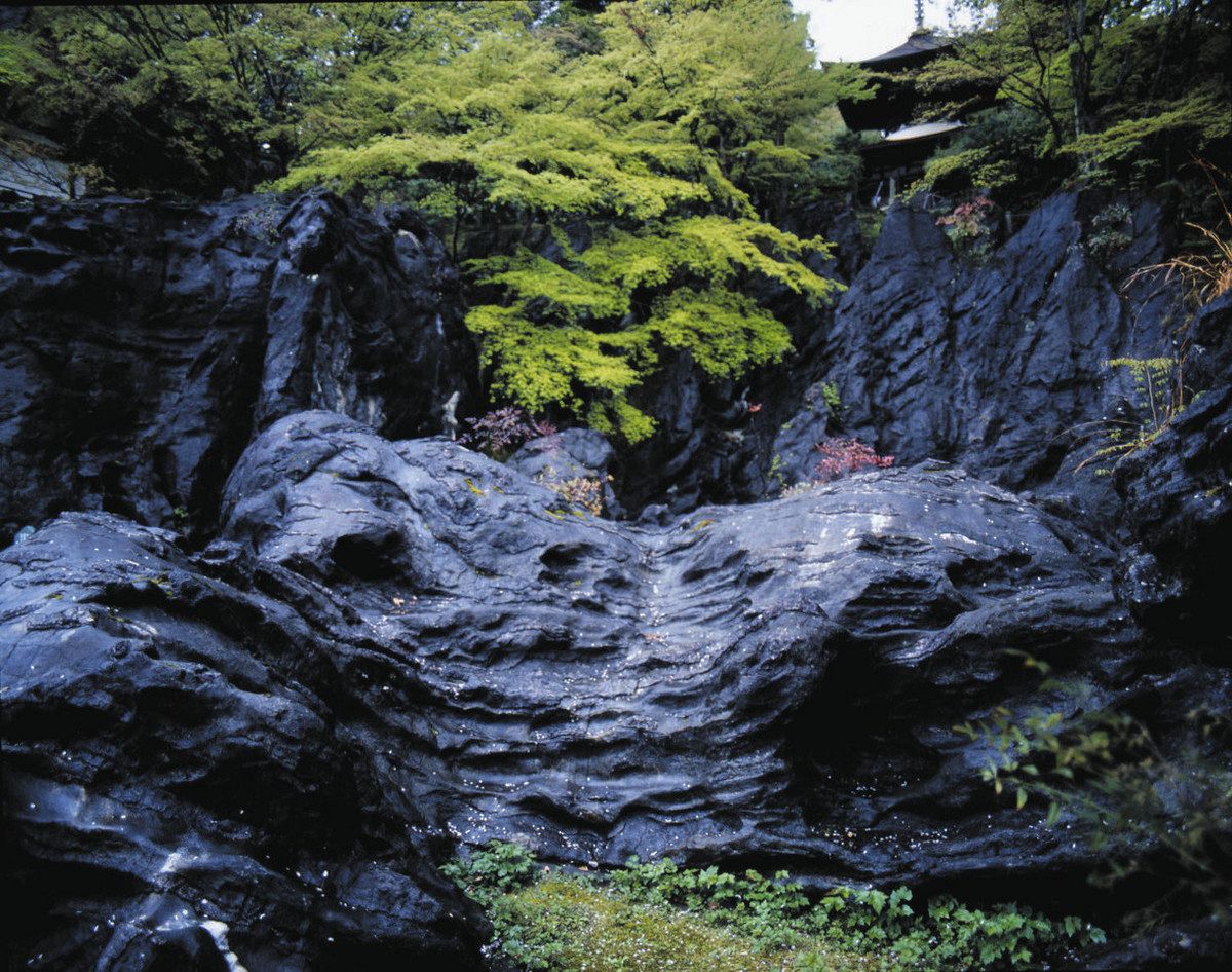 鳰のふるさとで＞石山寺座主・鷲尾龍華さん 境内に残る硅灰石：中日新聞Web