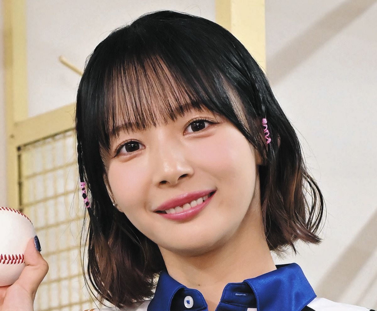 桜の花の精みたい」“役満ボディ”・岡田紗佳、風でゆらゆら“肩出し 