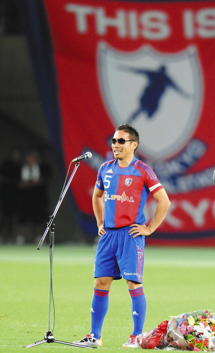写真2010年、本田圭佑を意識したサングラス姿でFC東京ファンに別れを告げる長友佑都：中日スポーツ・東京中日スポーツ