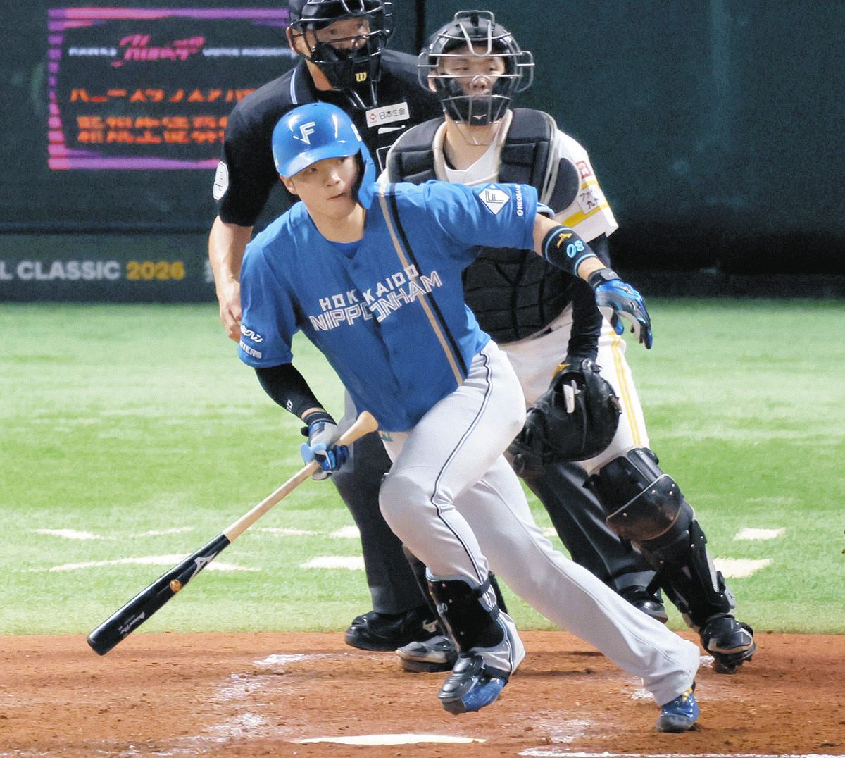 日本ハム4番・郡司裕也が1点を追う4回に同点二塁打 両手力強く叩くも