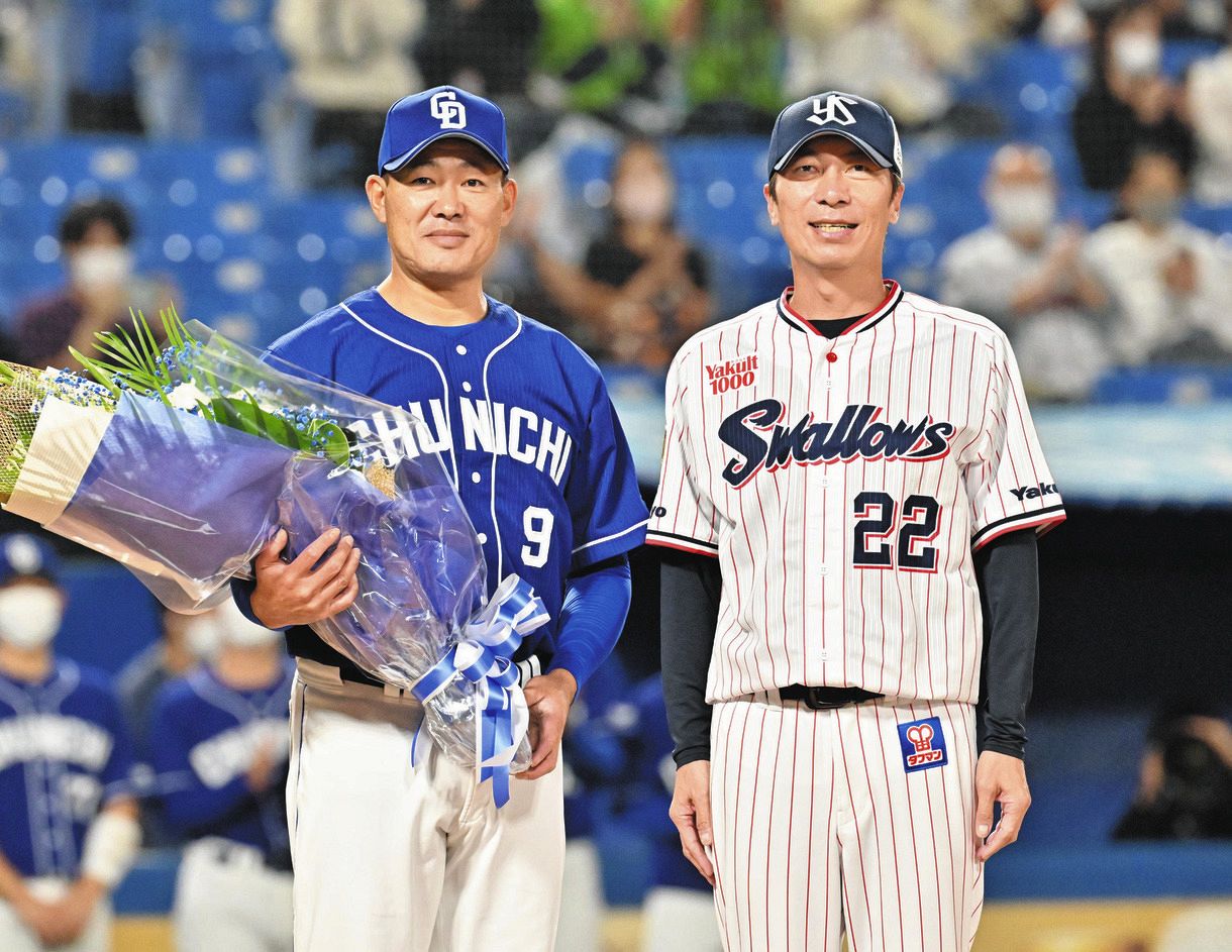 今季限り引退の福留孝介、ヤクルト・高津監督から花束 神宮球場に拍手【中日】：中日スポーツ・東京中日スポーツ