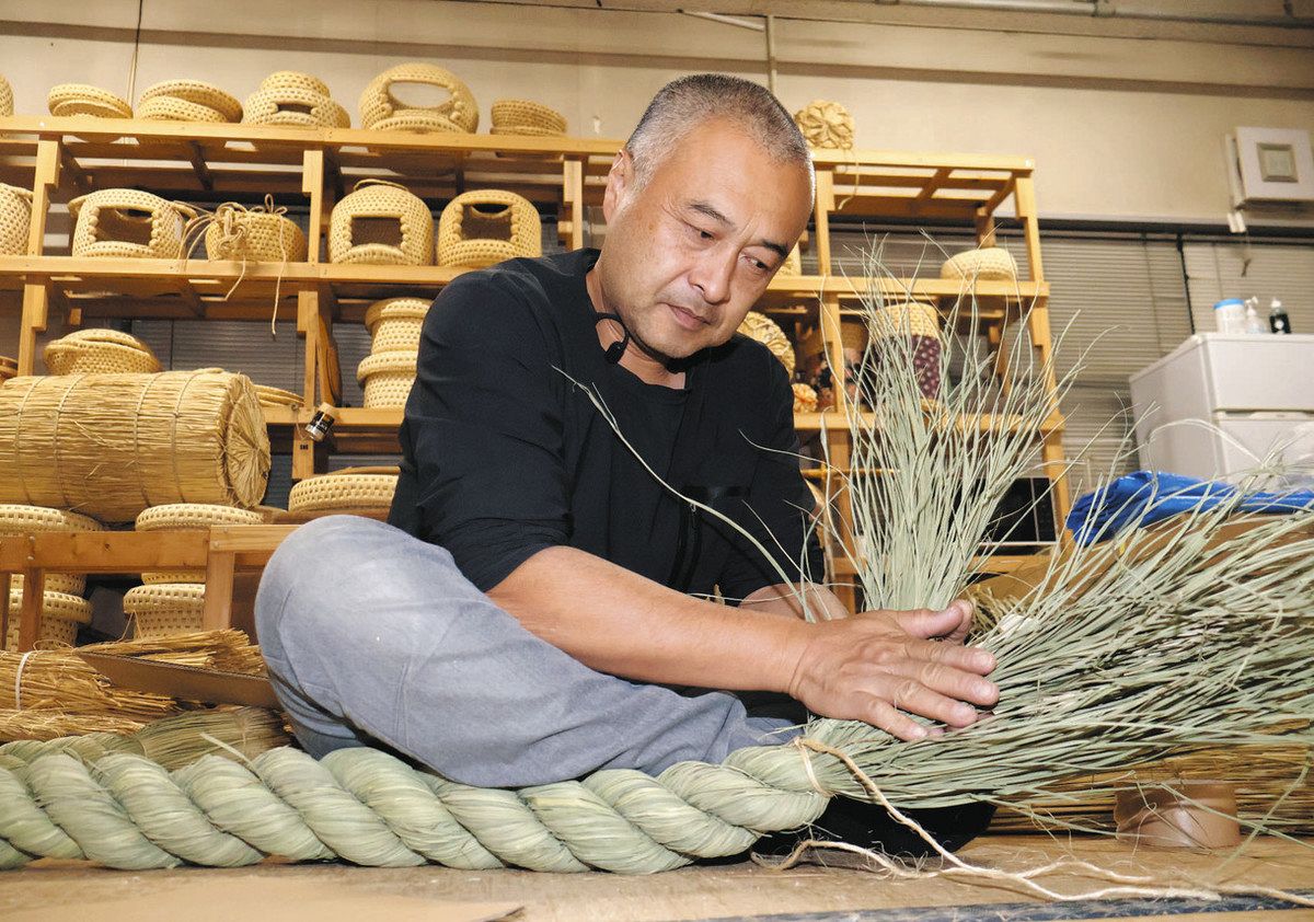 わら細工、新年へ作業最盛期 土俵の出荷終え、門松やしめ縄出番：中日