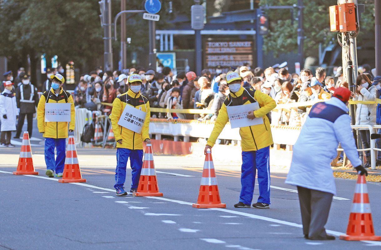 観戦自粛の告知をしながら業務する関係者