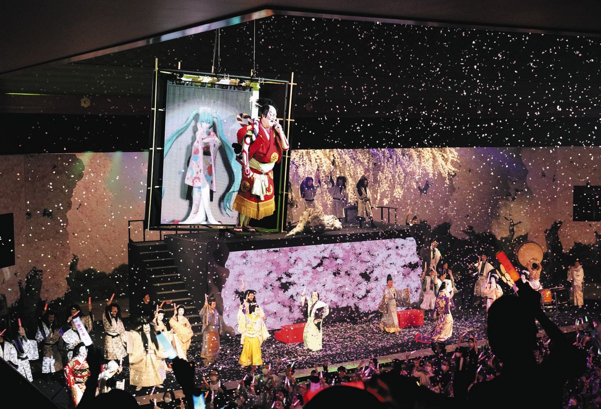 初音屋！」「電話屋！」中村獅童の超歌舞伎『今昔饗宴千本桜』に