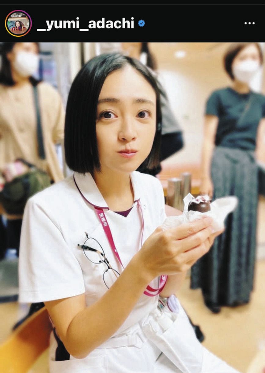 写真 ナース姿でおやつをほおばる安達祐実 中日スポーツ 東京中日スポーツ