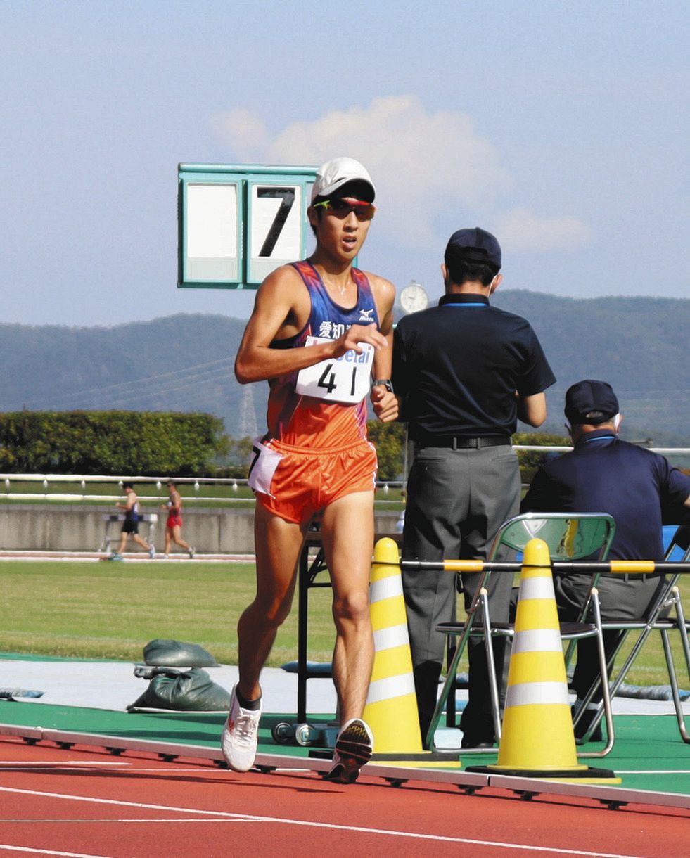 中部実業団選手権の男子５０００メートル競歩で優勝した愛知製鋼の諏方元郁