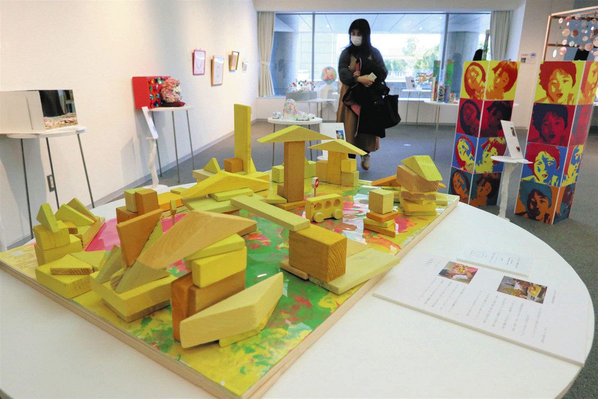 人のつながりテーマに抽象画や立体作品 重度障害の子ら名古屋で作品展