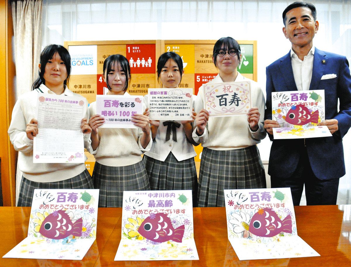 小栗市長に記念品を届ける生徒たち＝中津川市役所で