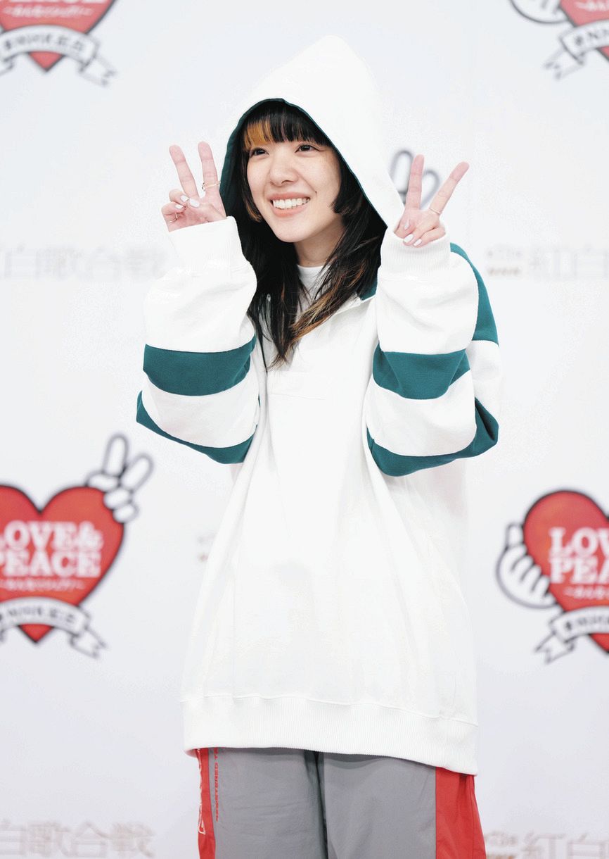 あいみょん 、アイナジエンドも着用 トップス