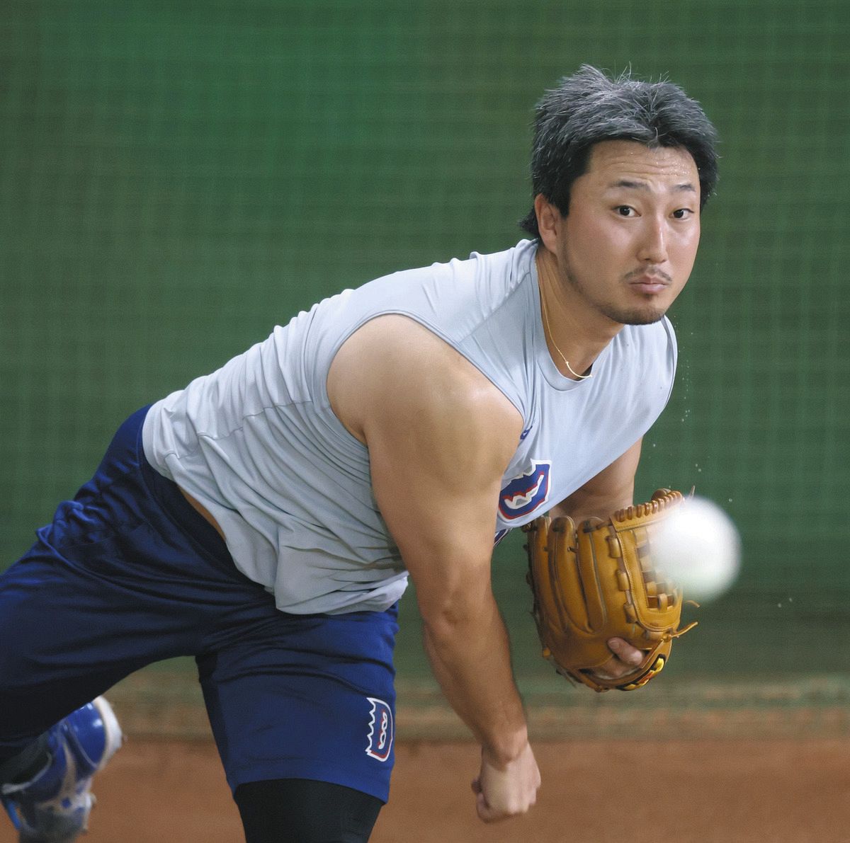 ブルペンで投球練習する藤嶋