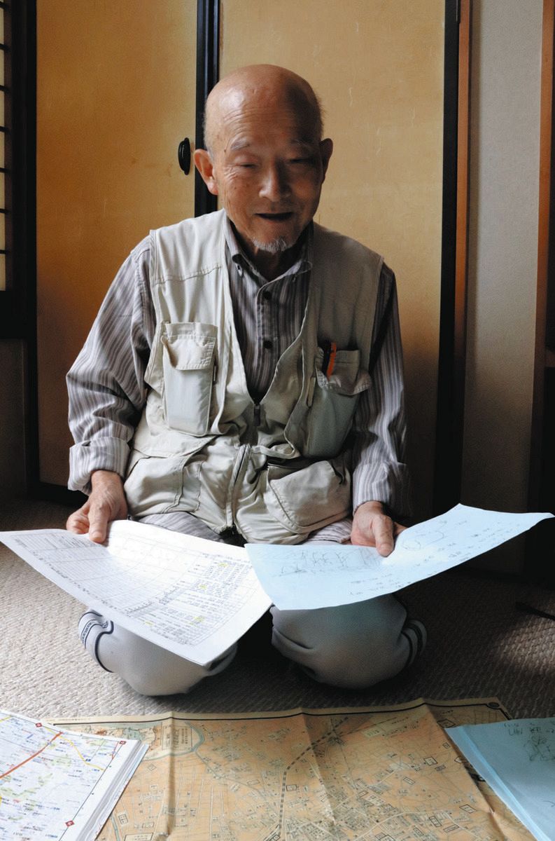 資料を見ながら自身の戦争体験を語る杉本忠久さん