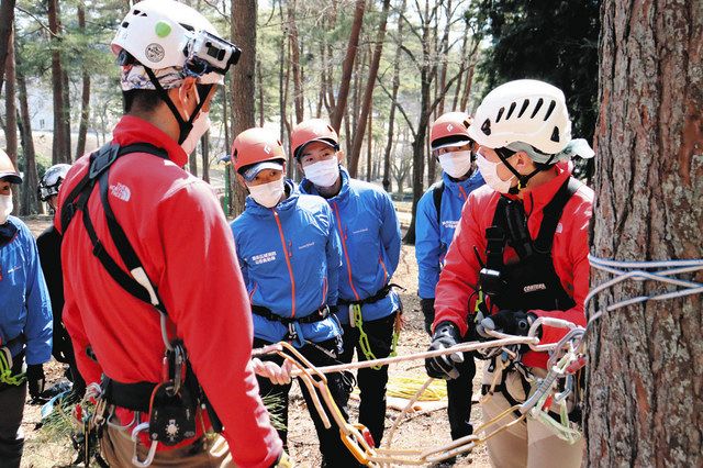 消防山岳救助隊から熟練の技を学ぶ 飯田広域と県警、実践形式の合同