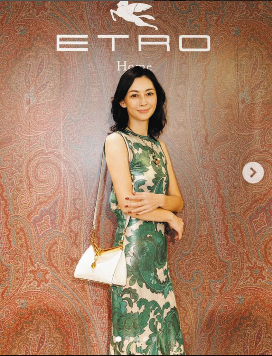 ◇48歳の伊東美咲、『大人の色香』漂うグリーンドレス姿にファン歓喜