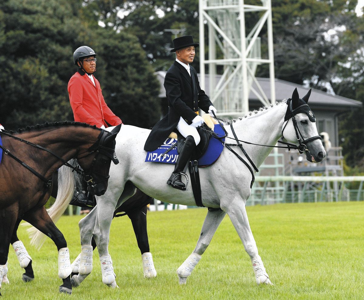 通算2943勝の岡部幸雄さんが誘導馬に騎乗「馬の上は高くていいね