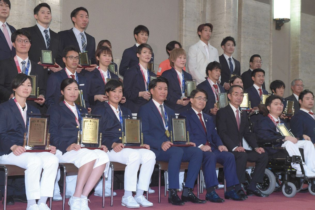 愛知県スポーツ顕彰の授与式後、記念撮影する大野雄大（手前中央）ら
